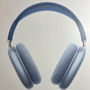 Apple AirPods Max (Sky Blue) - EXCELLENT Condition. Only worn 2-3 times.